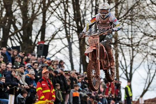 Damian Schneider macht den ersten Sieg in der Cup-Klasse